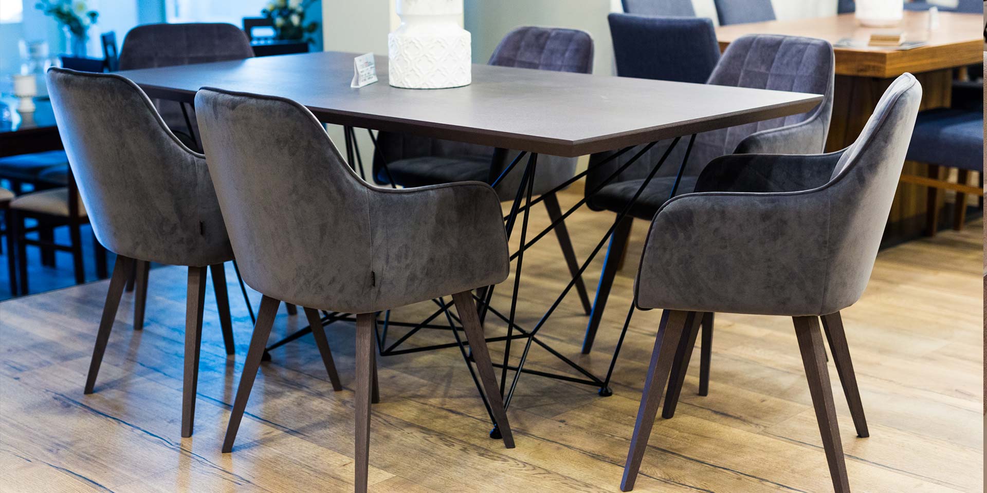 extendable dining table with metal and oak MDF venner