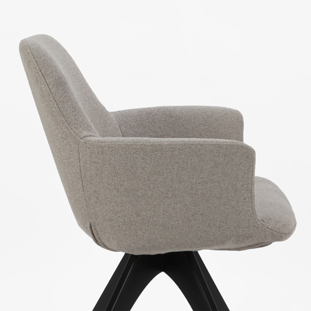 Trpezariska stolica Asja so rakonaslon vo svetlo siv mebel stof vo kombinacija so eko koza so crni buka nogarki.