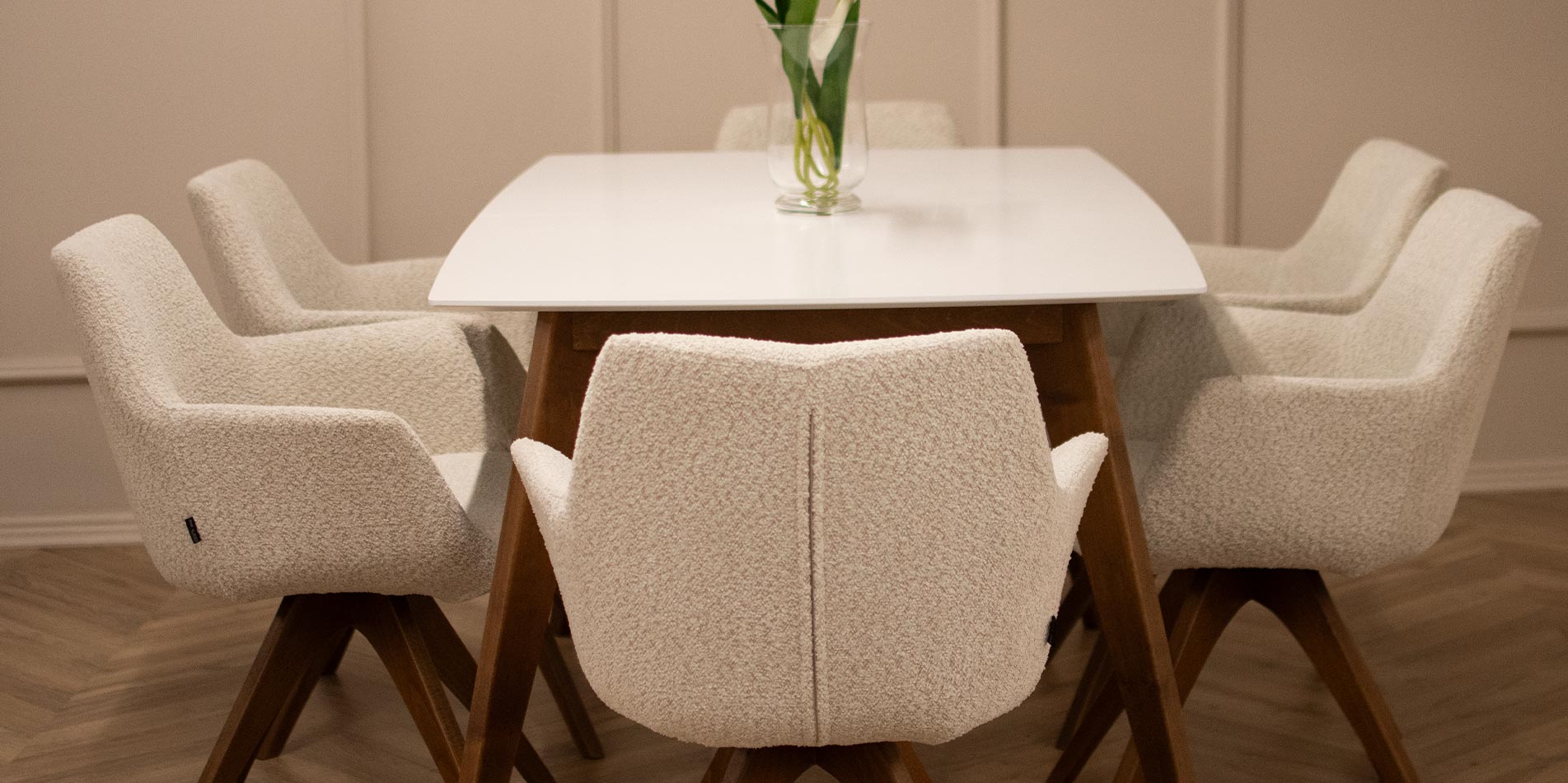 Dining room with chair Kerol with beech wooden legs and cream boucle and table Rigel.