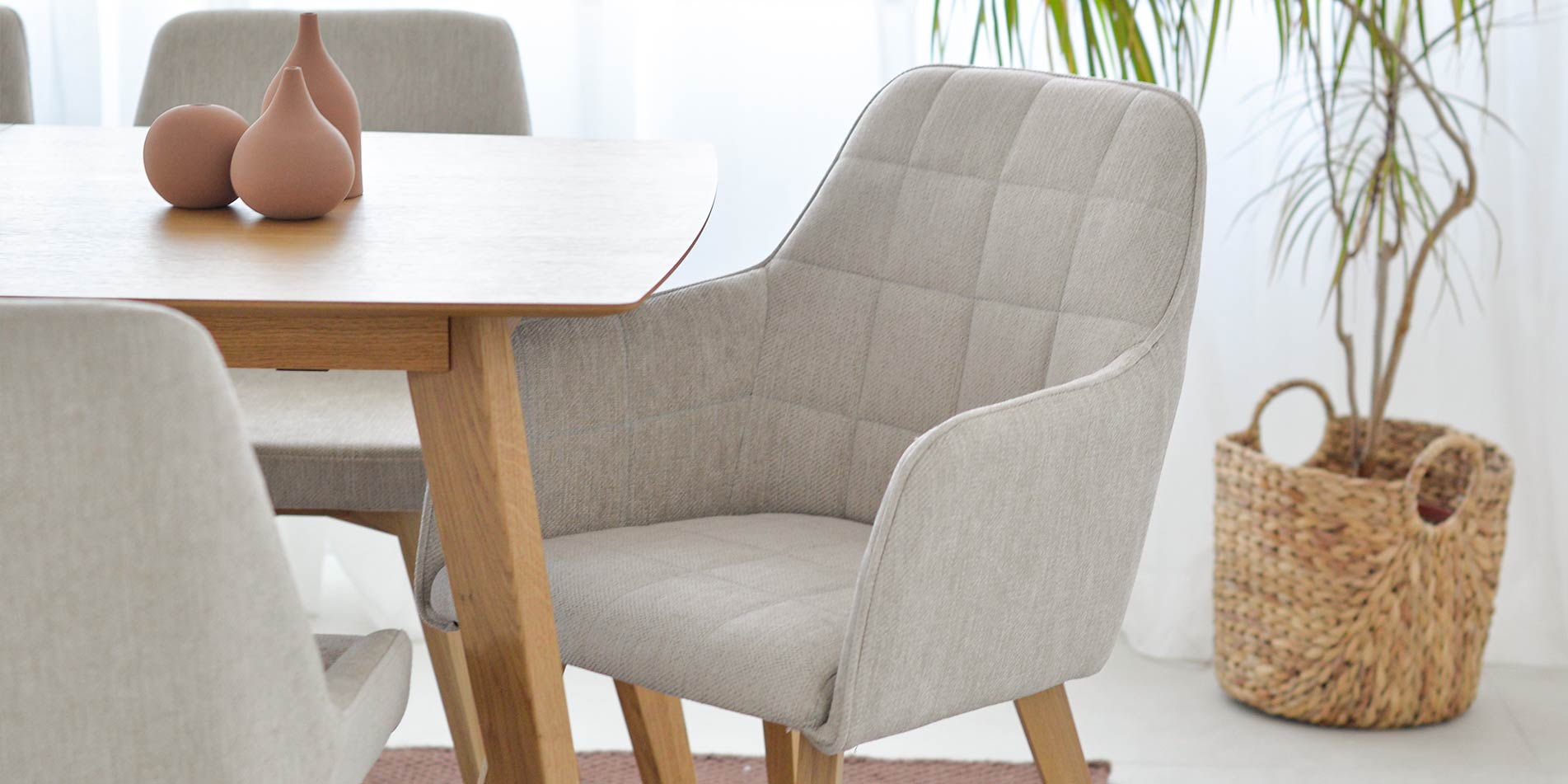 Dining chair Anika by Mahagoni Furniture in white upholstery and oak dining table