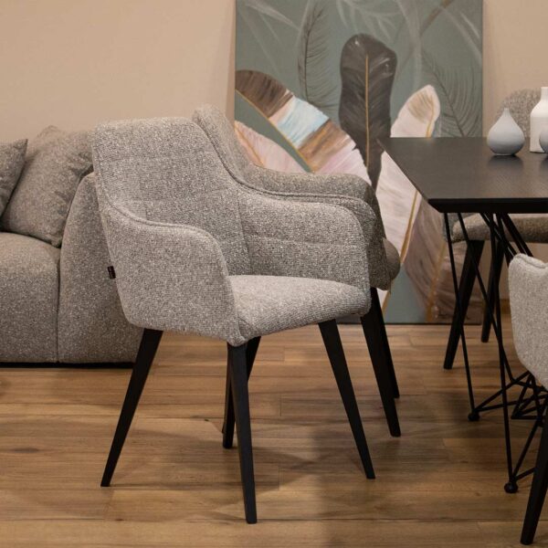 Trpezariska stolica so rakonaslon Anika, so crni nogarki i siv mebel stof, na masa so crna plotna i metalni nogarki.