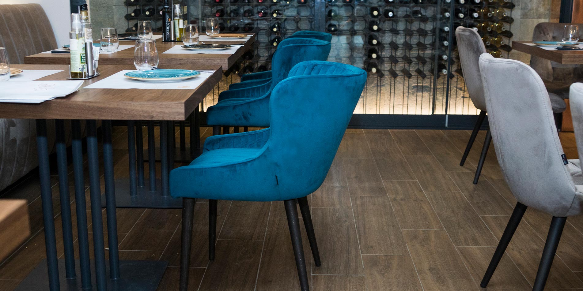 Stolica Bjanka vo denim velvet vo restoran Caruso.