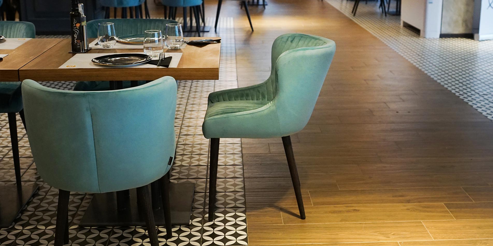 Stolica Bjanka vo mint velvet vo restoran Caruso.