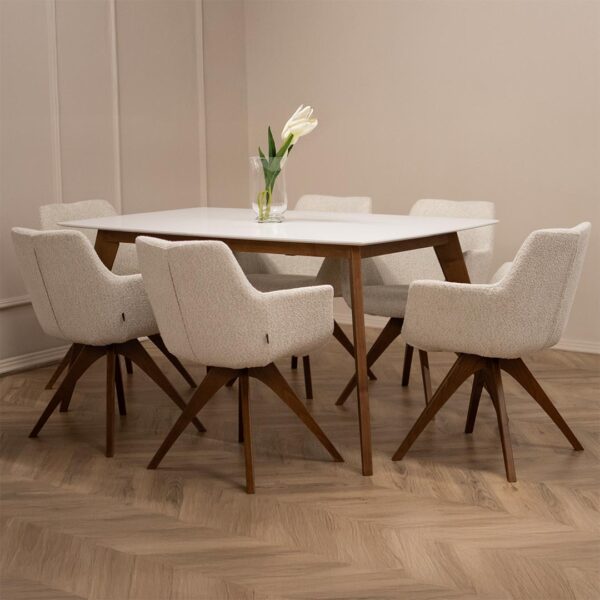 trpezariska stolica so rakonaslon i svetlo krem mebel stof, so buka nogarki na pravoagolna masa so prodolzetok.