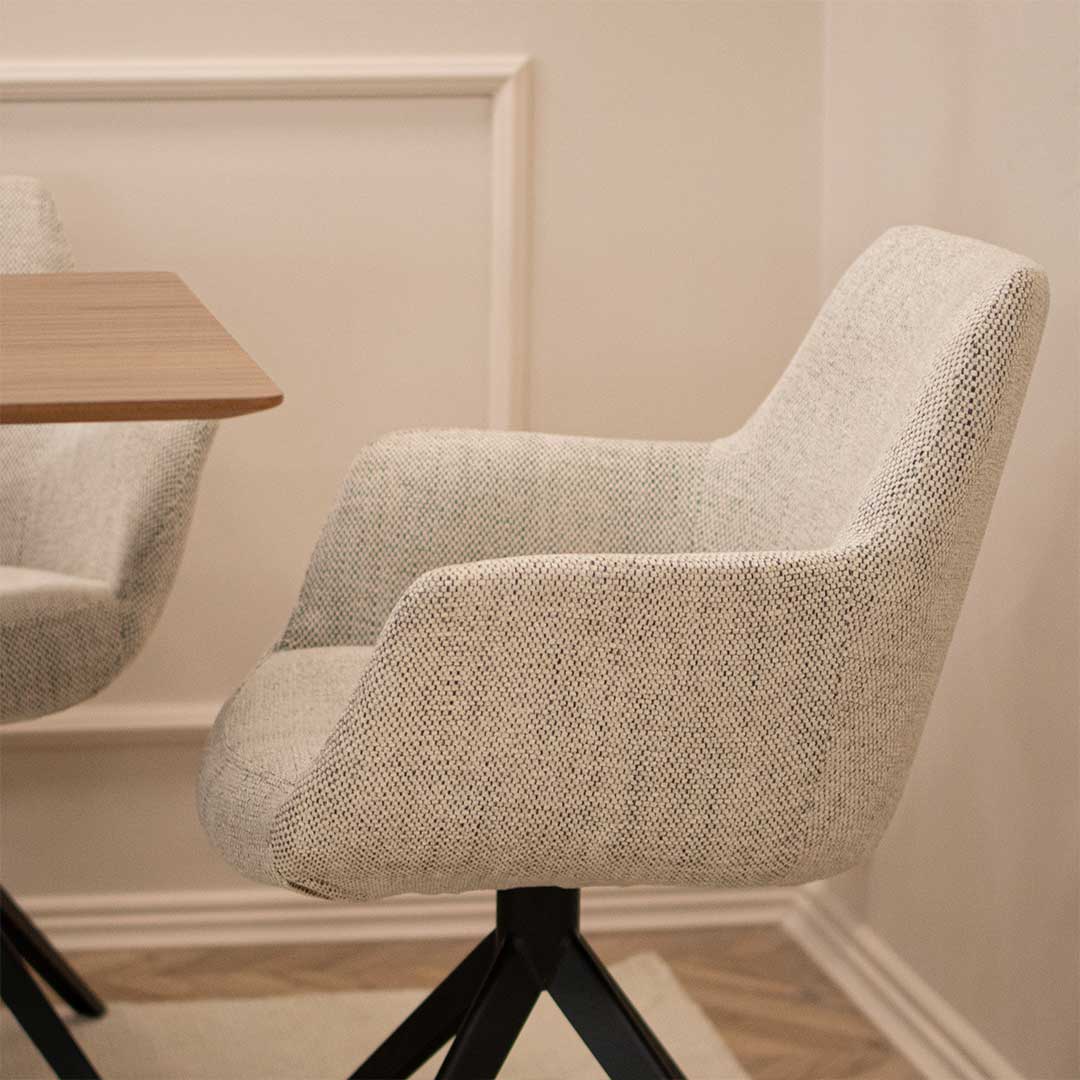 Trpezariska stolica Kerol so metalni crni nogarki i svetlo krem mebel stof.