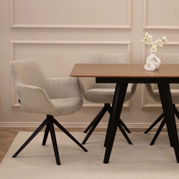 Trpezariska stolica Kerol so metalni crni nogarki i svetlo krem mebel stof.