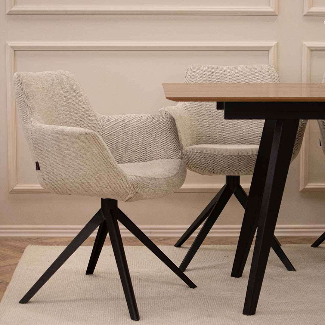 Trpezariska stolica Kerol so metalni crni nogarki i svetlo krem mebel stof.