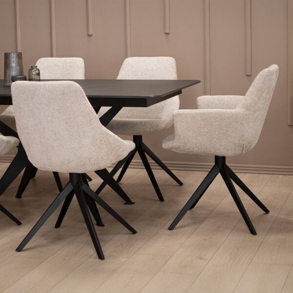 Trpezariska stolica so metalni nogarki i so rakonaslon vo svetlo krem mebel stof.