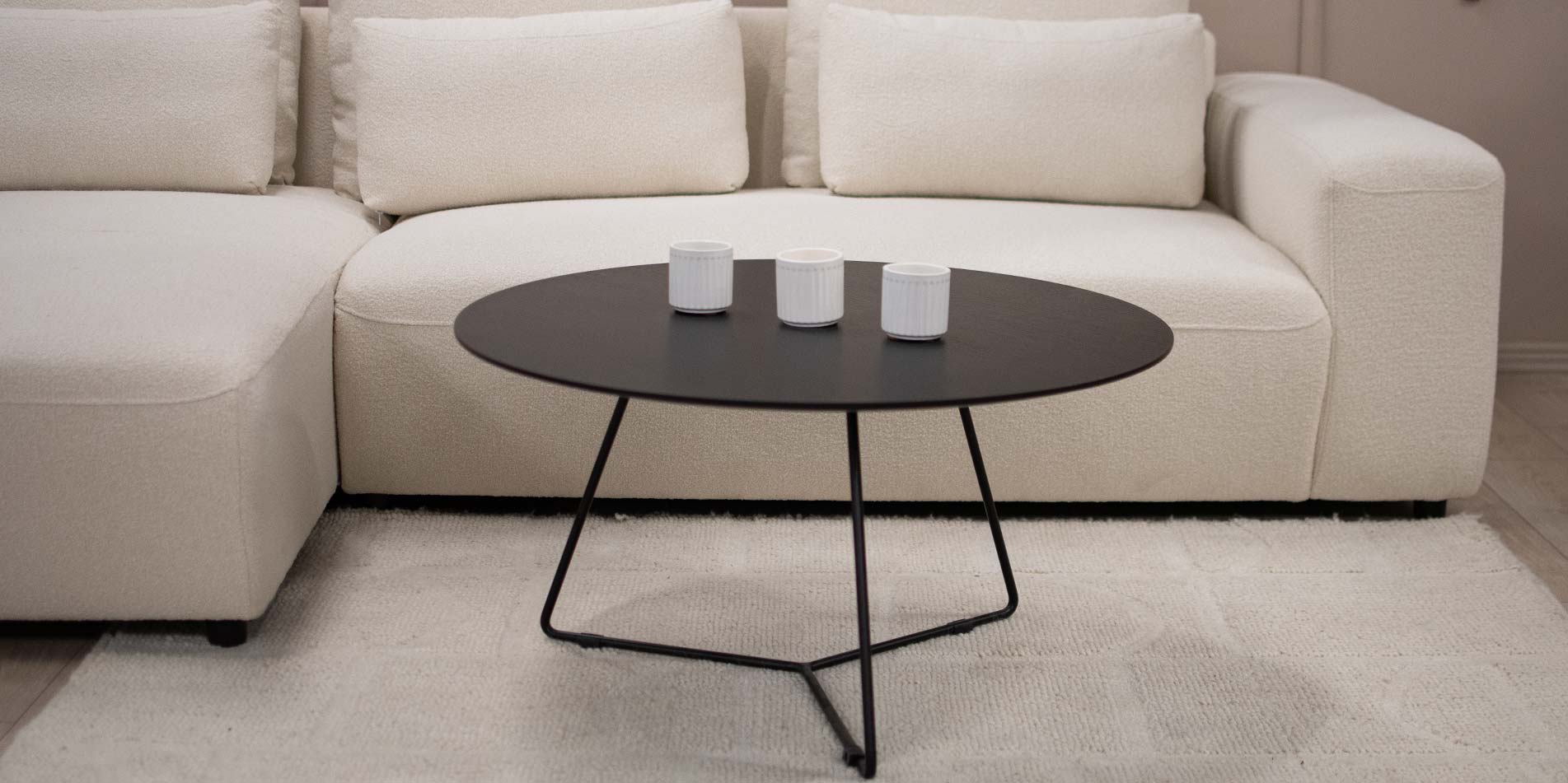 Klub masa so kruzna forma so plotna dab vo crna boja. 