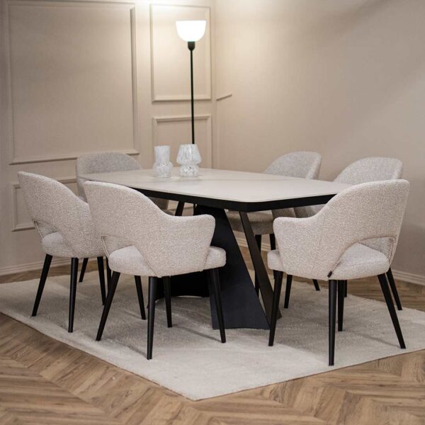 Trpezariska stolica so rakonaslon vo bel mebel stof i crni drveni nogarki, postaveni na masa so Laminam plotna i crni metalni nogarki.