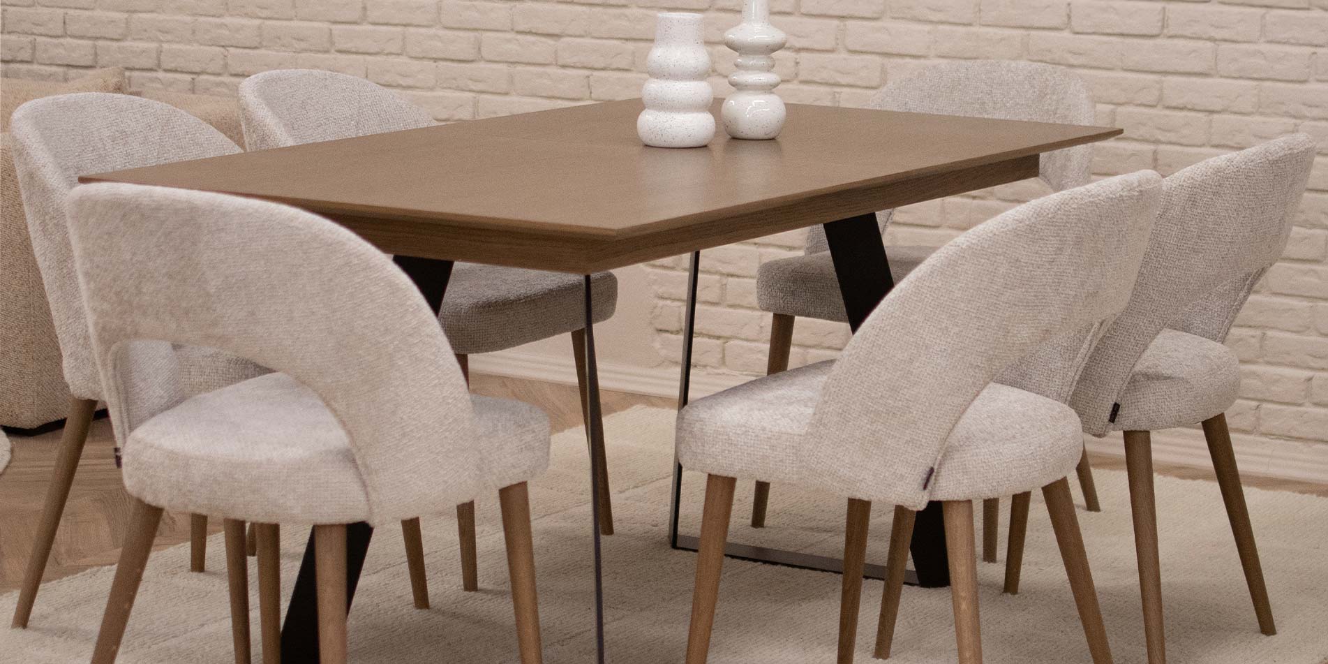 Трпезариска маса Атлас, со даб плотна и црни метални ногарки. Трпезариски сет со столици со даб ногарки и светло крем штоф.
