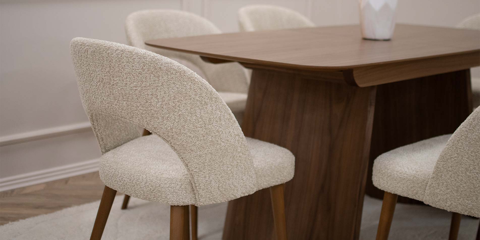 Trpezariska stolica vo krem bukle i buka nogarki so trpezariska masa od orev.