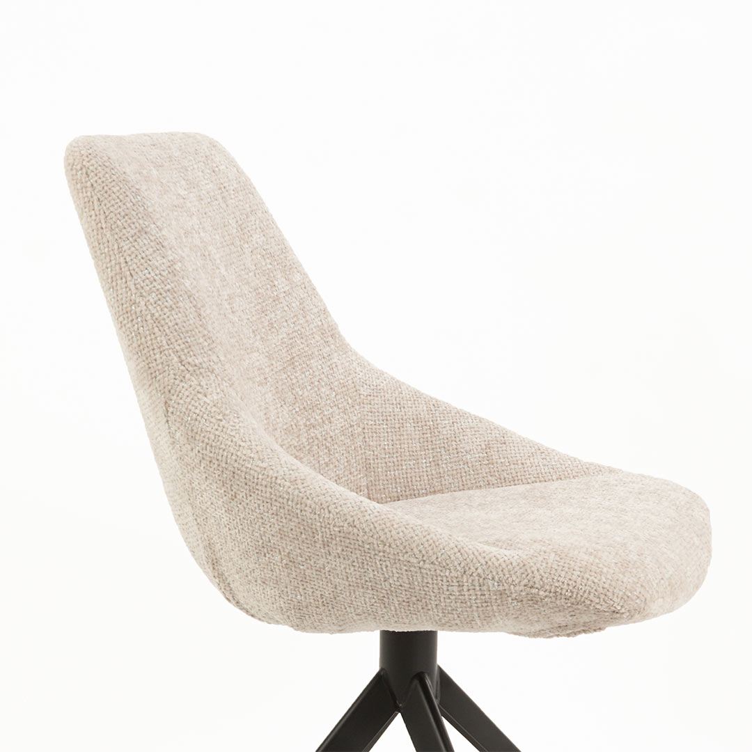 Trpezariska stolica Asja so crni metalni nogarki