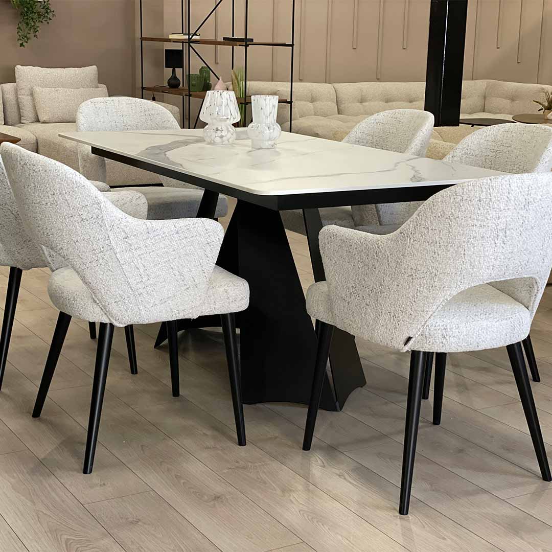 Трпезариска маса Касини со Laminam плотна и црни метални ногарки