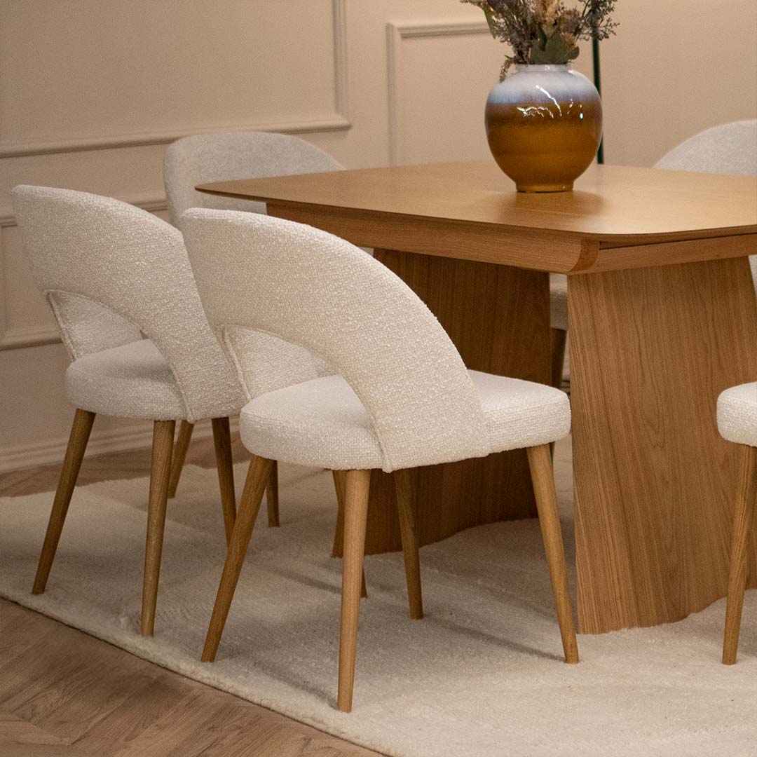 Trpezariska stolica Aurora so dab nogarki i bel mebel stof na masa od dab.