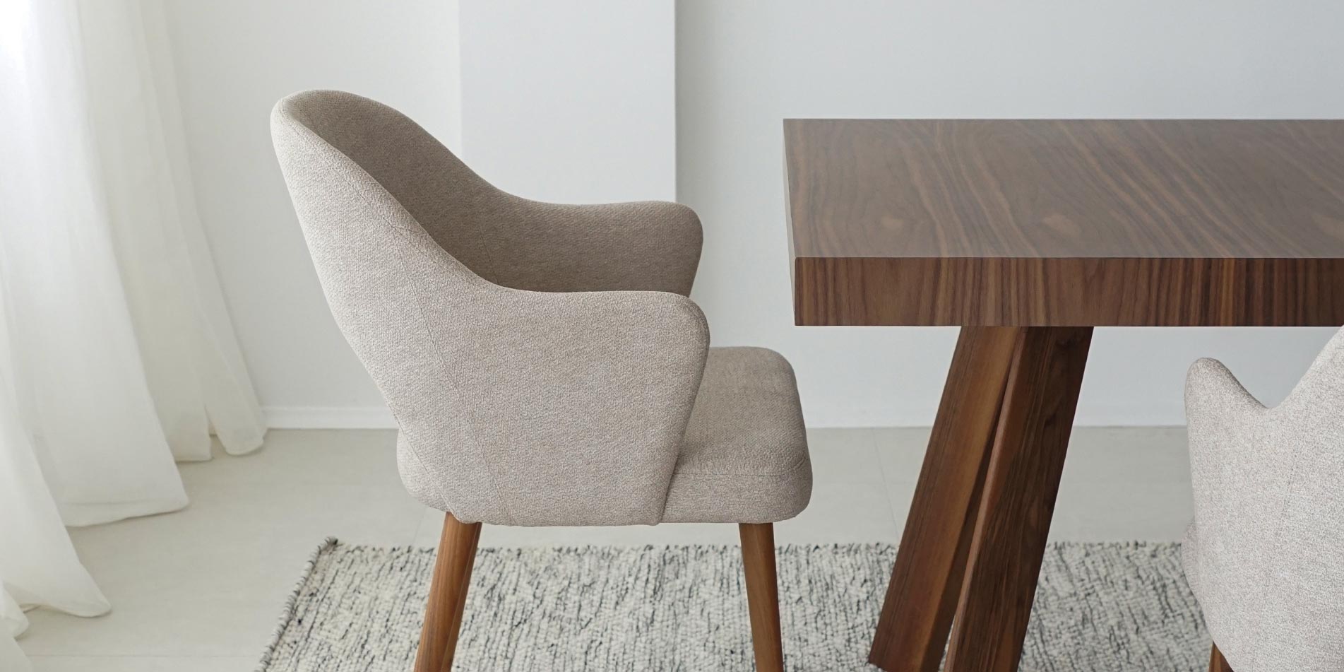 Trpezariska stolica Franceska so buka kafeavi nogarki i beige mebel stof, na masa od orev MDF.