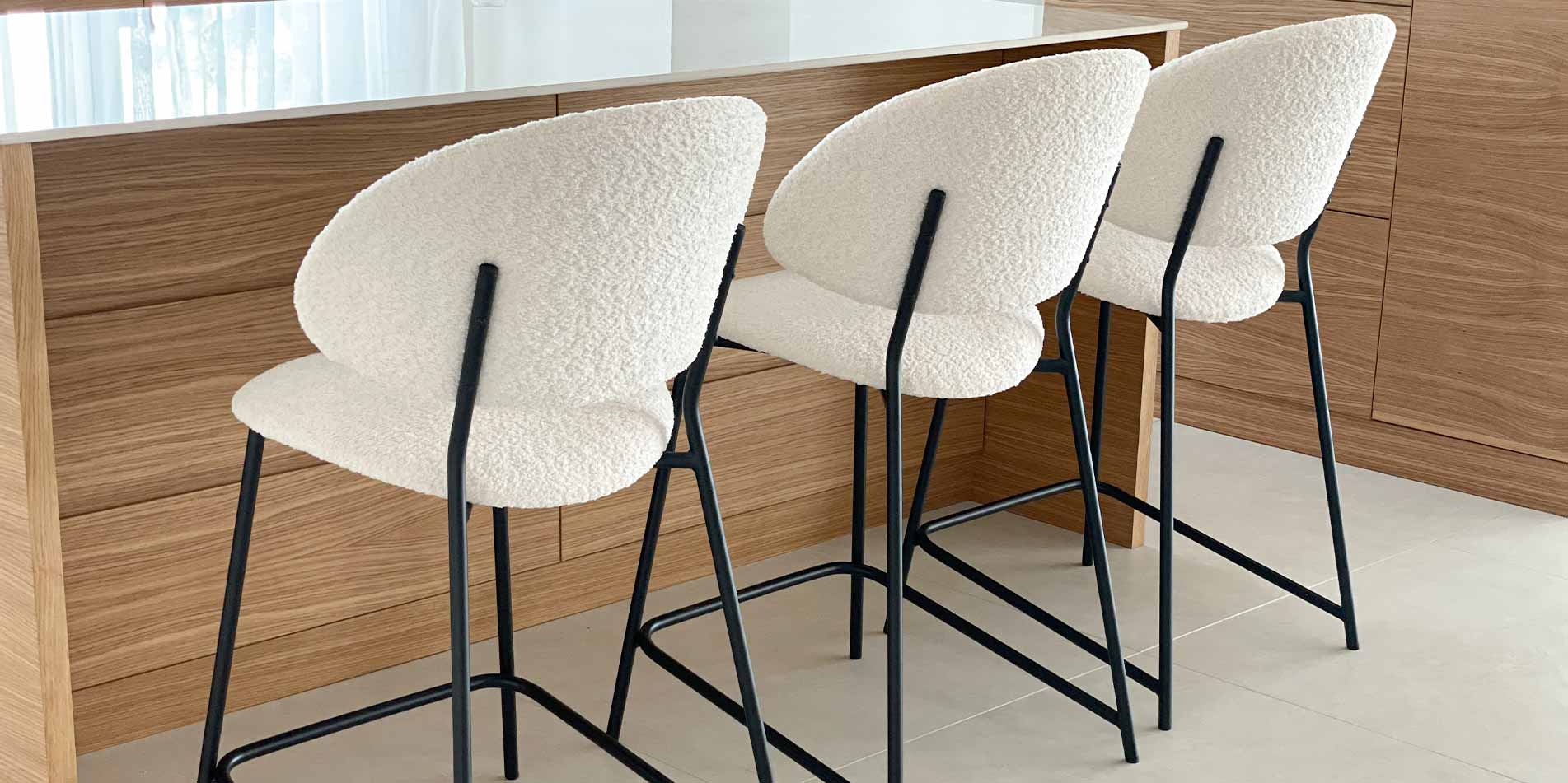 Counter chair Alexis in white boucle and black metal legs