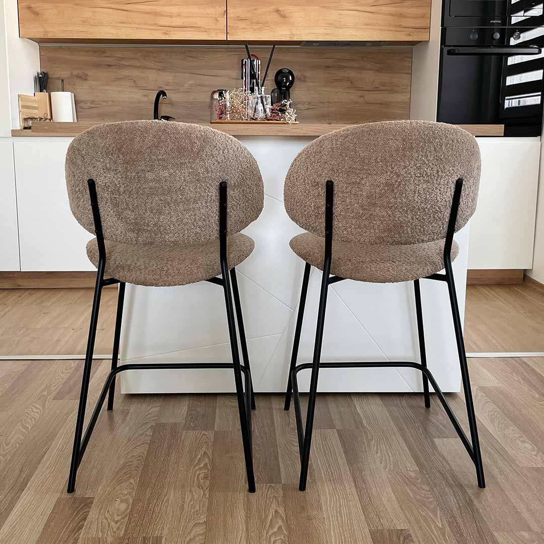 Барска столица Алексис во беж букле и црни метални ногарки.