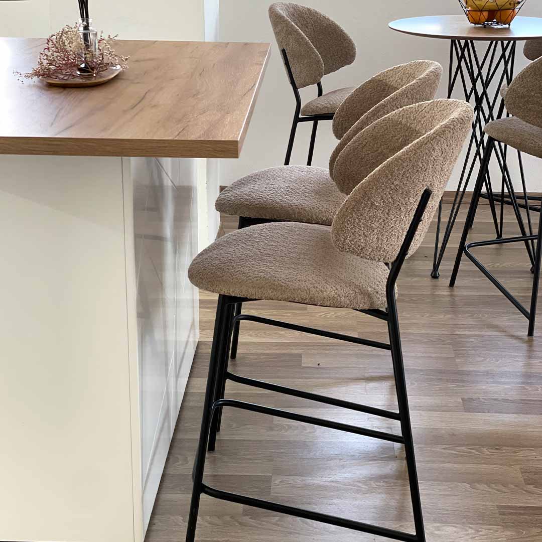 Барска столица Алексис во беж букле и црни метални ногарки.