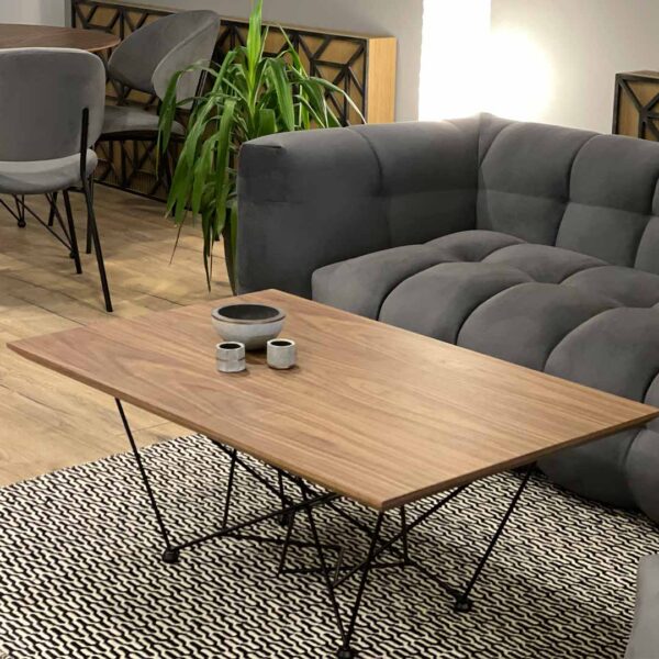 Клуб маса Орион со плотна орев и црни метални ногарки