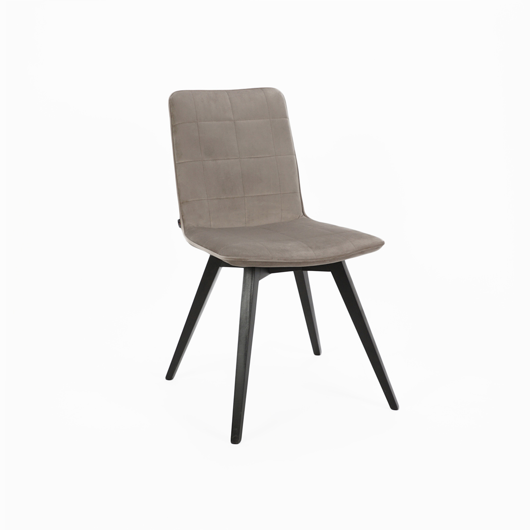 Трпезариска столица Зои со црни ногарки и нугат велвет