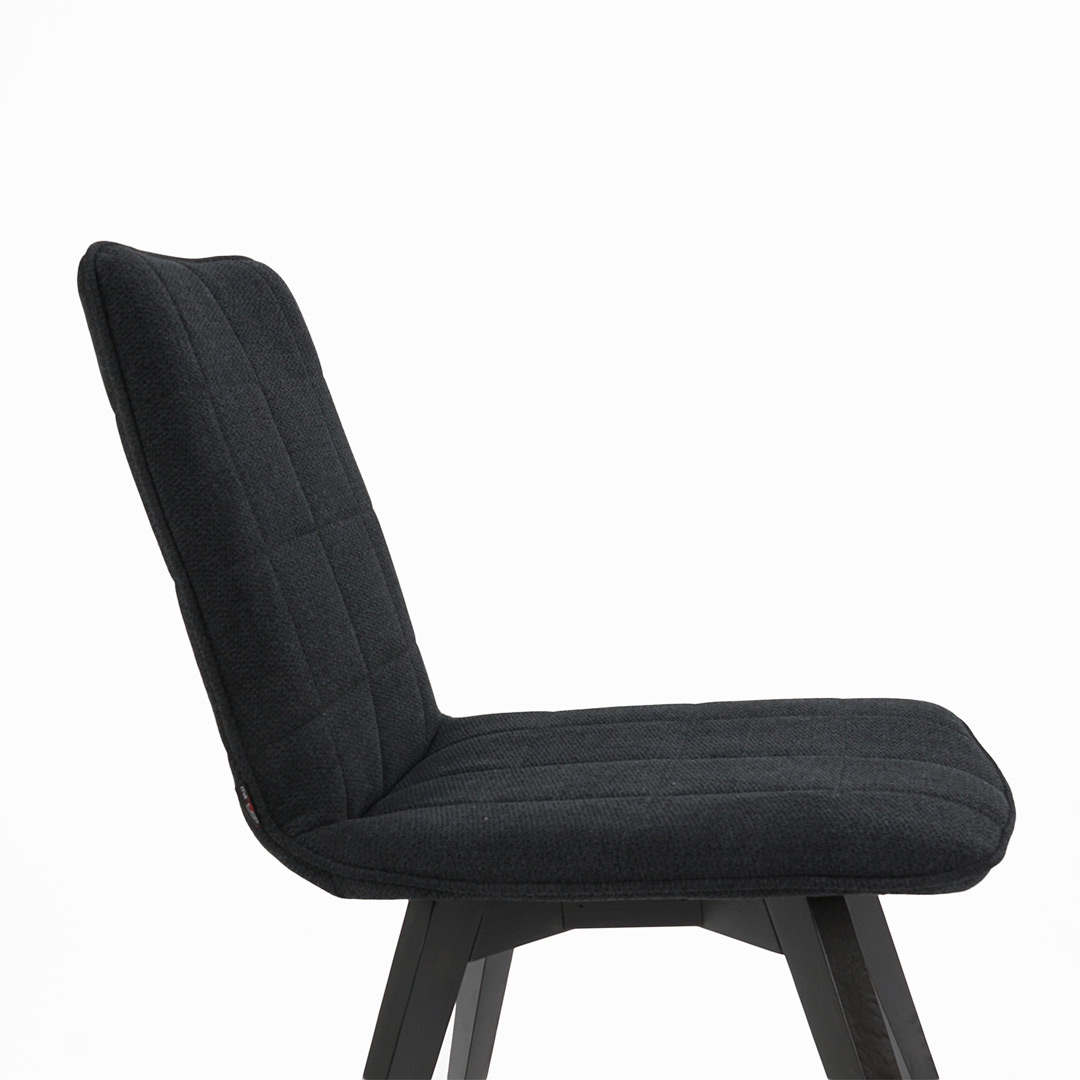 Трпезариска столица со црни бука ногарки и црн мебел штоф