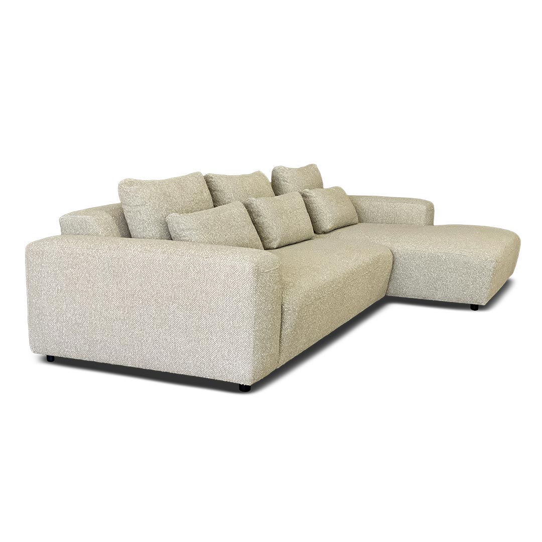 Аголна гарнитура во светло беж мебел штоф со клуб маса