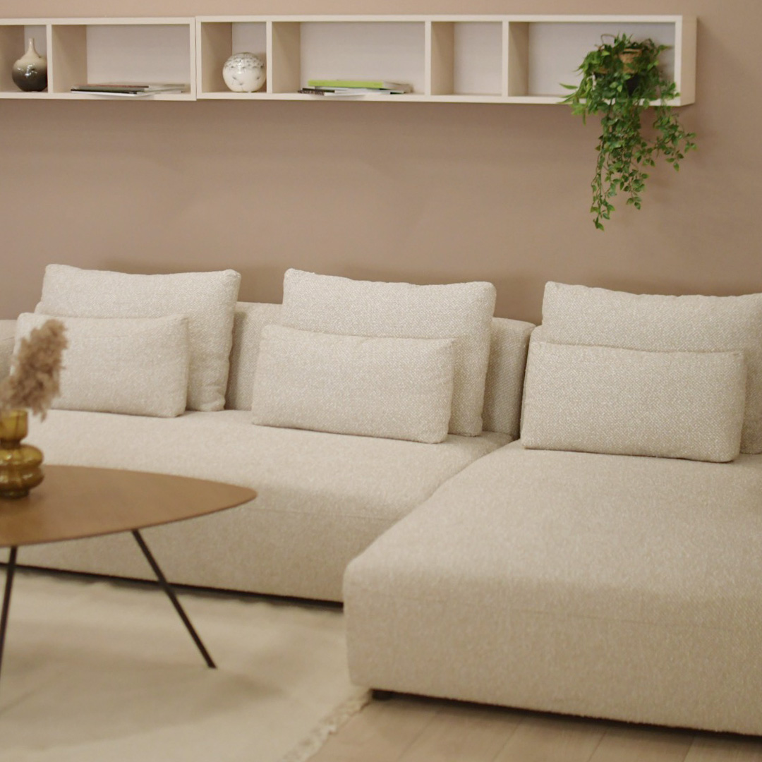 Аголна гарнитура во светло беж мебел штоф со клуб маса