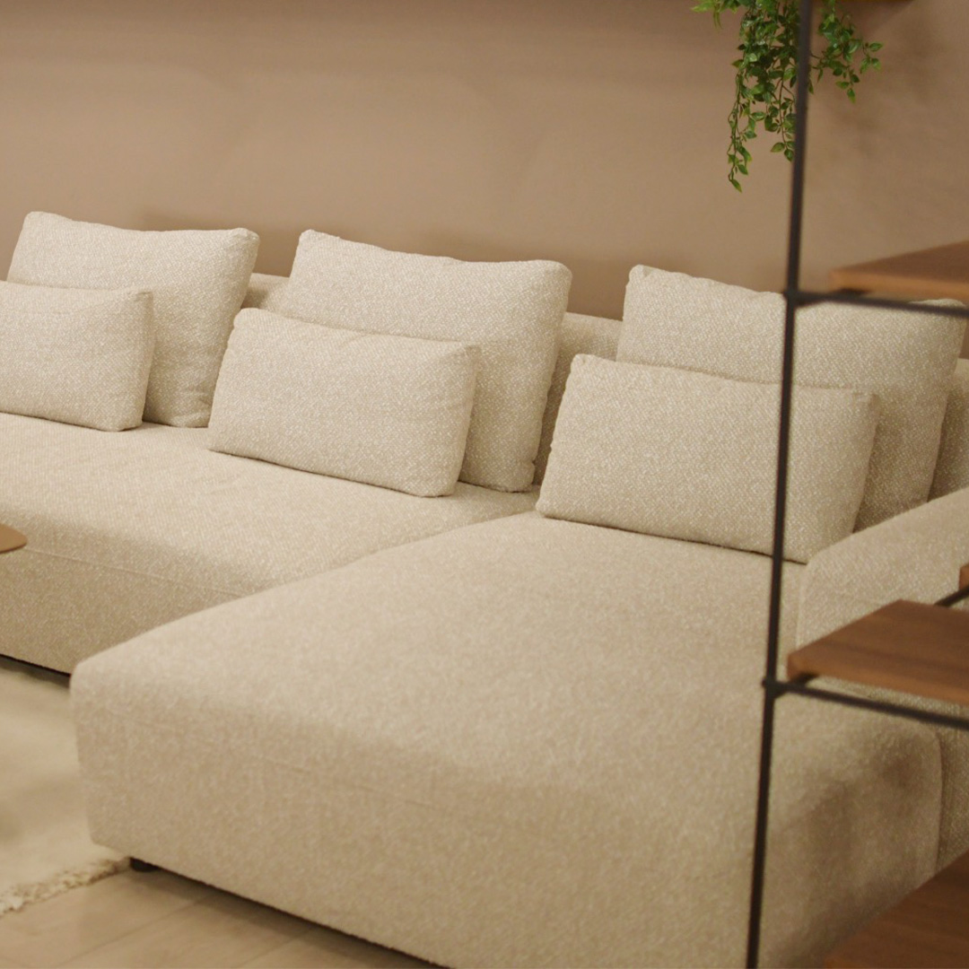 Аголна гарнитура во светло беж мебел штоф со клуб маса