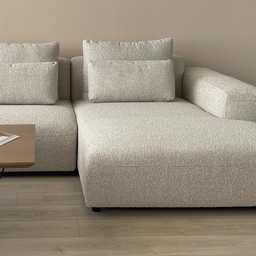 Аголна гарнитура во светло беж мебел штоф со клуб маса