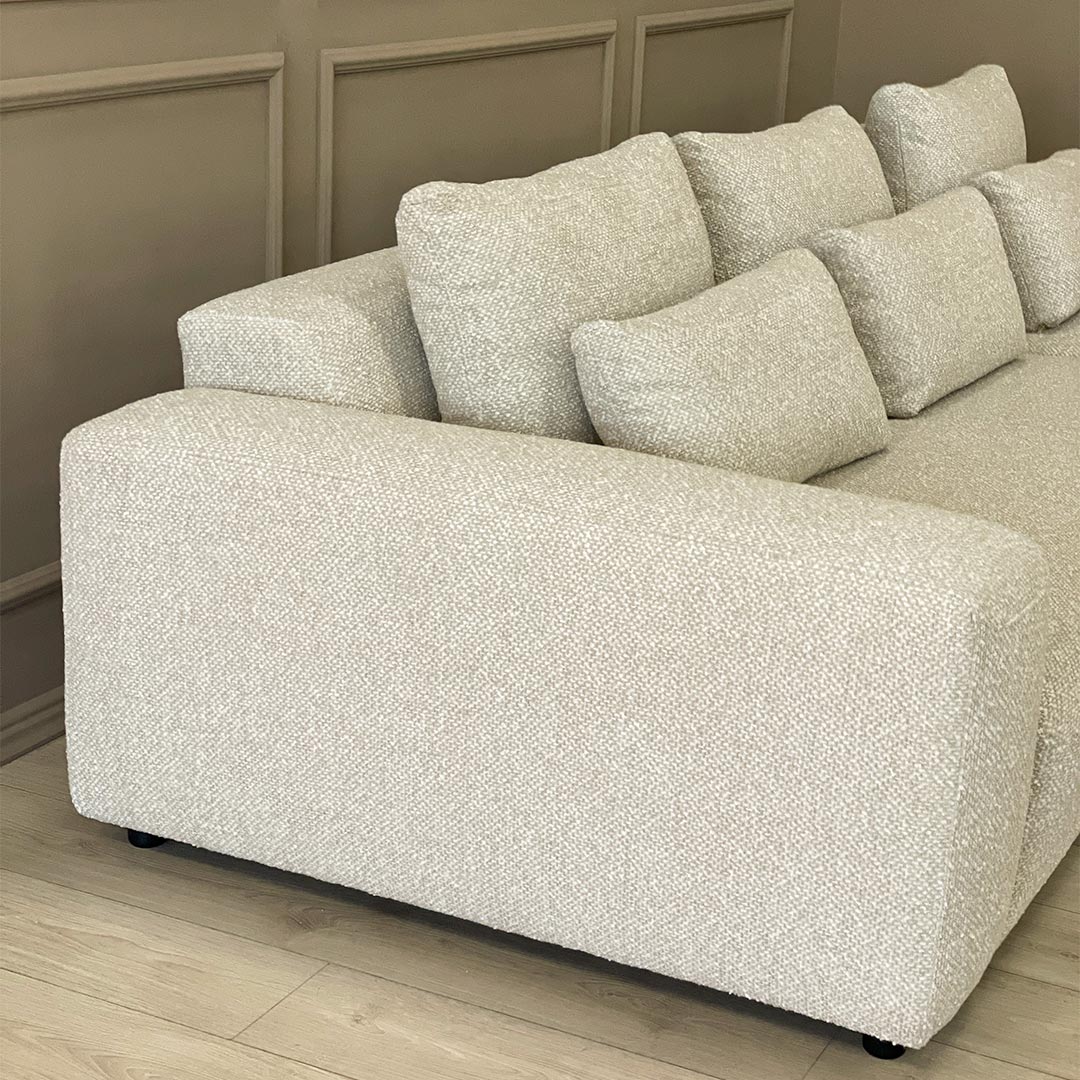 Аголна гарнитура во светло беж мебел штоф со клуб маса