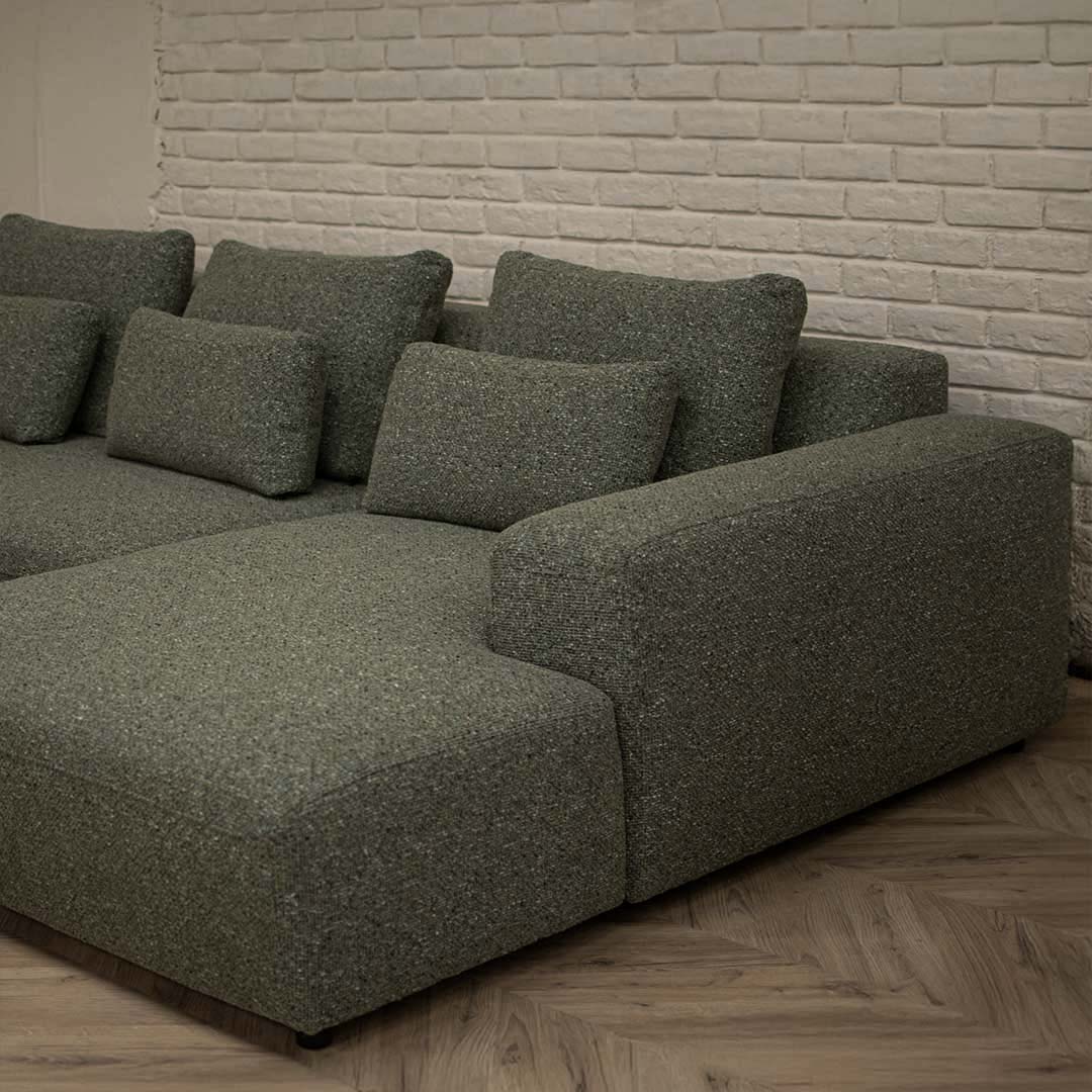 Аголна гарнитура Капри со десен агол, димензија 310/180 cm во мебел штоф Capri 8312 од втора категорија.