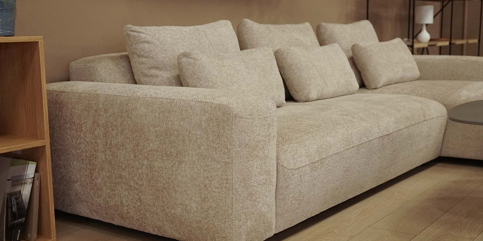 Agolna garnitura Capri so pernici vo svetlo krem mebel stof.