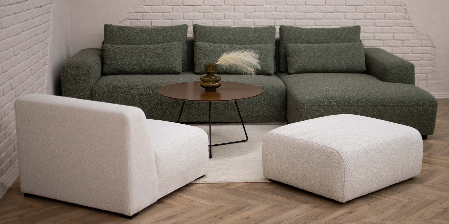 Agolna garnitura Capri vo zelen mebel stof, so bela fotelja i taburetka.