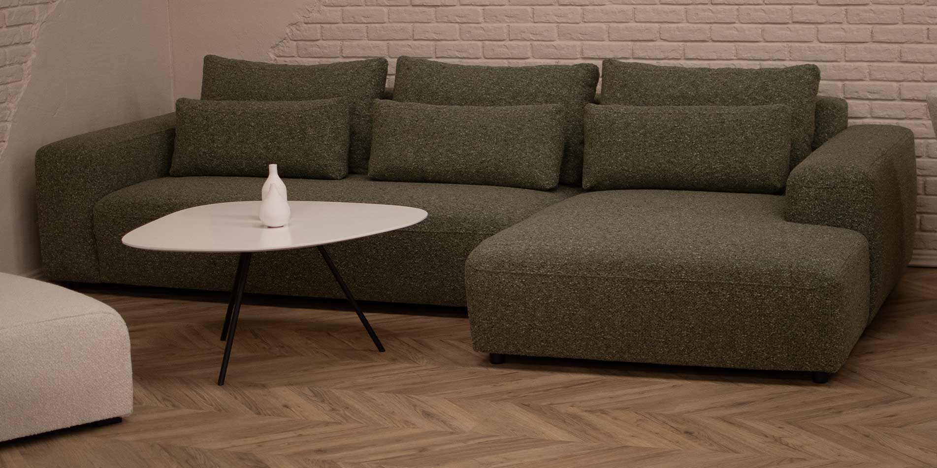 Agolna garniture Capri so desen agol vo zelen mebel stof.