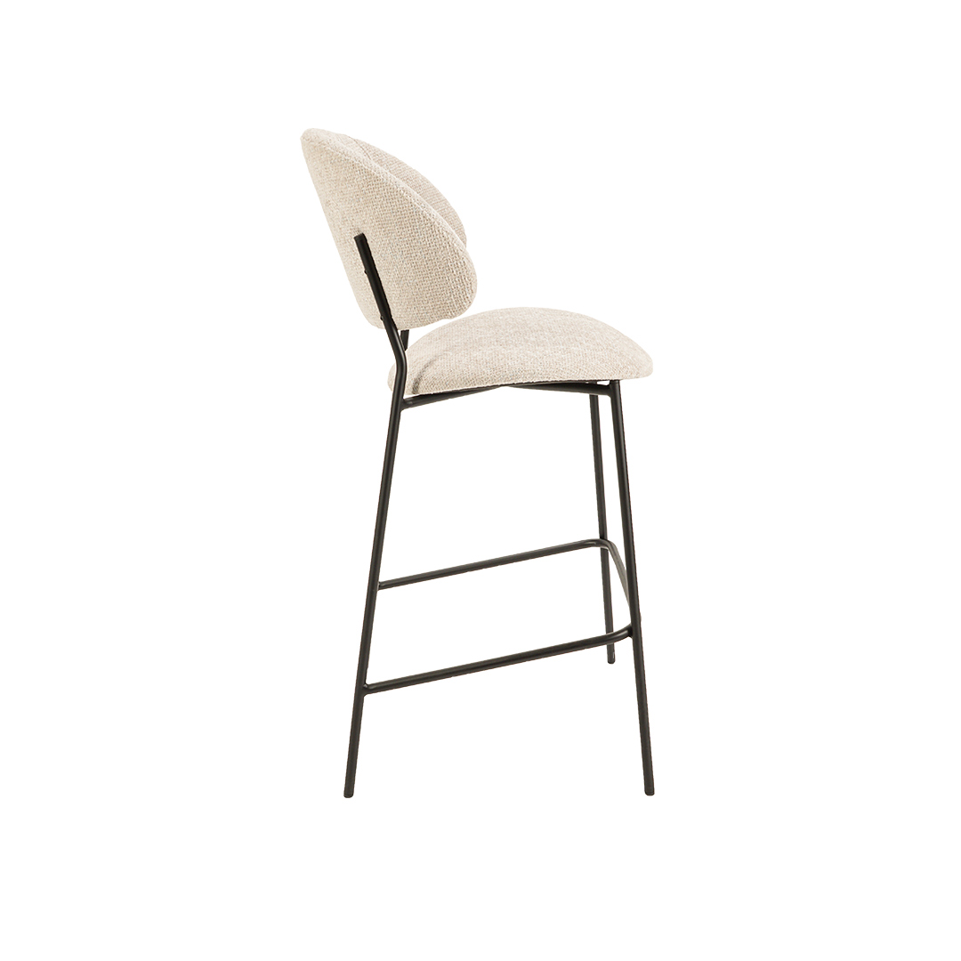 Visoka barska stolica Alexis vo svetlo krem mebel stof i crni metalni nogarki