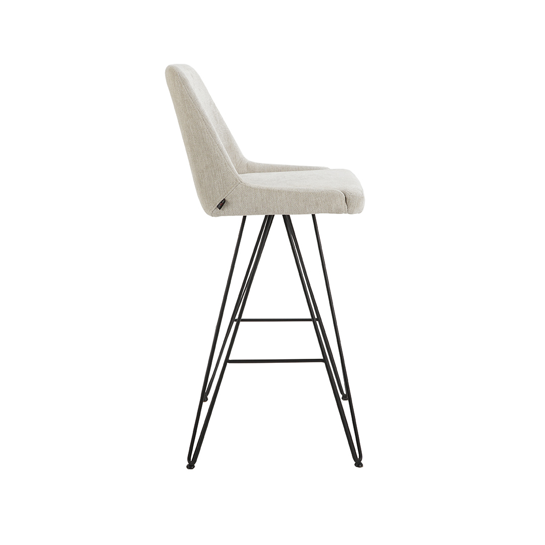 Barska stolica za sank Naomi so metalni nogarki i svetlo krem mebel stof.