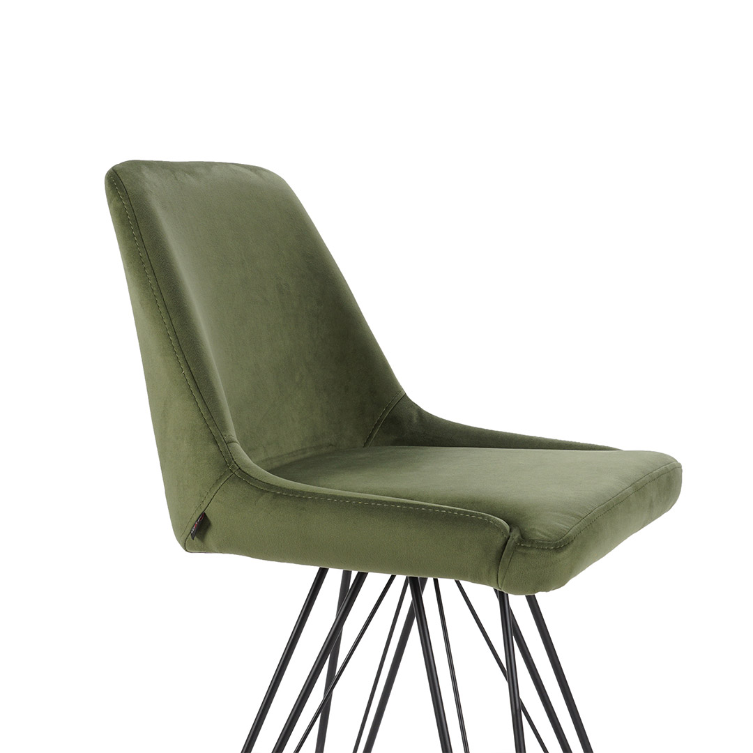 Barska stolica Naomi vo zelen velvet i crni metalni nogarki