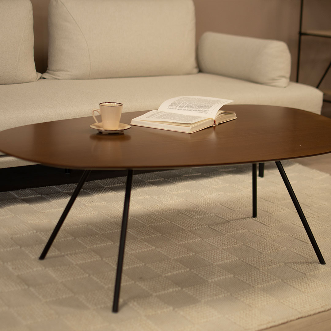 Клуб маса Клауд со плотна бука МДФ плотна и црни метални ногарки, пред софа со крем мебел штоф.