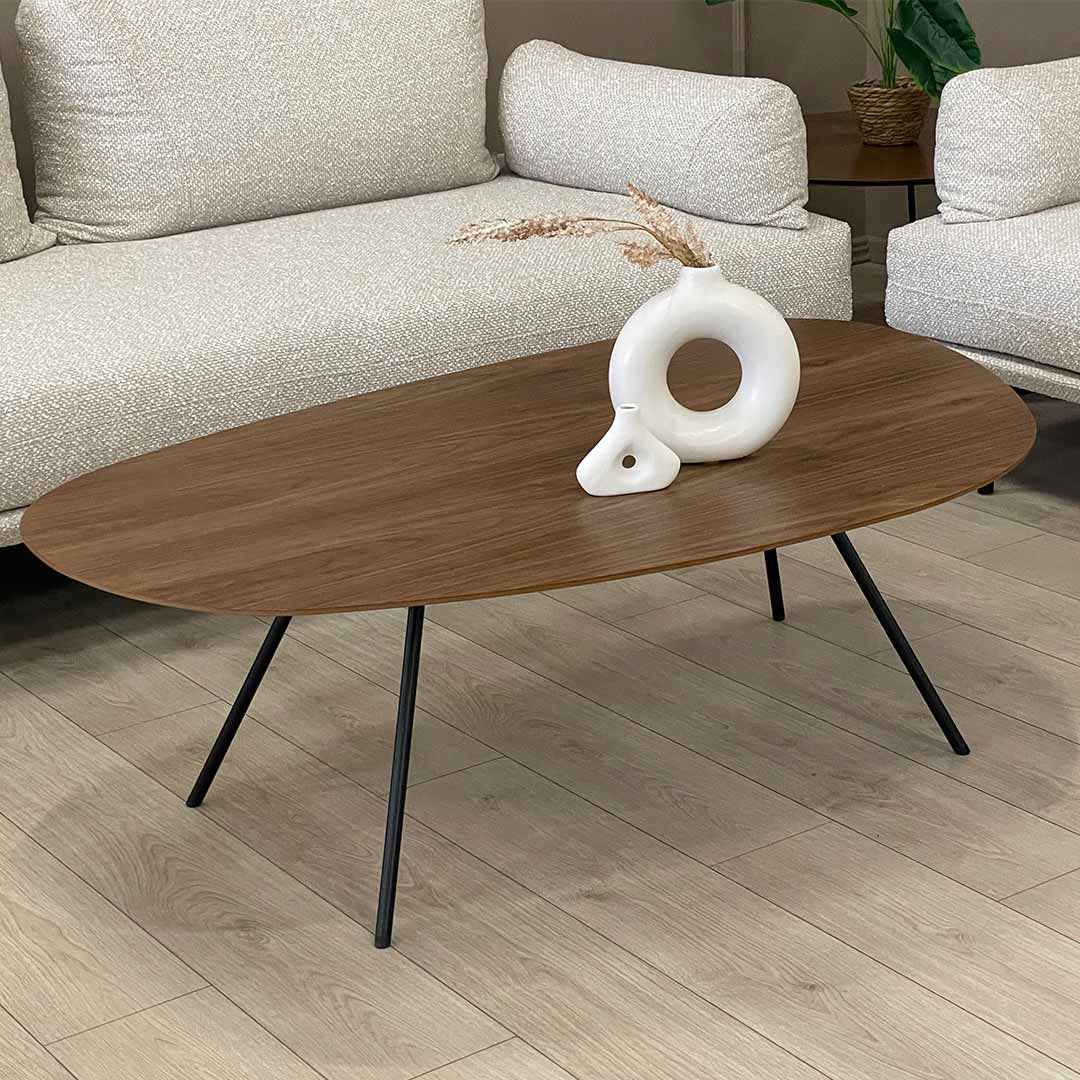 Клуб маса Клауд со неправилна форма со плотна орев пред софа