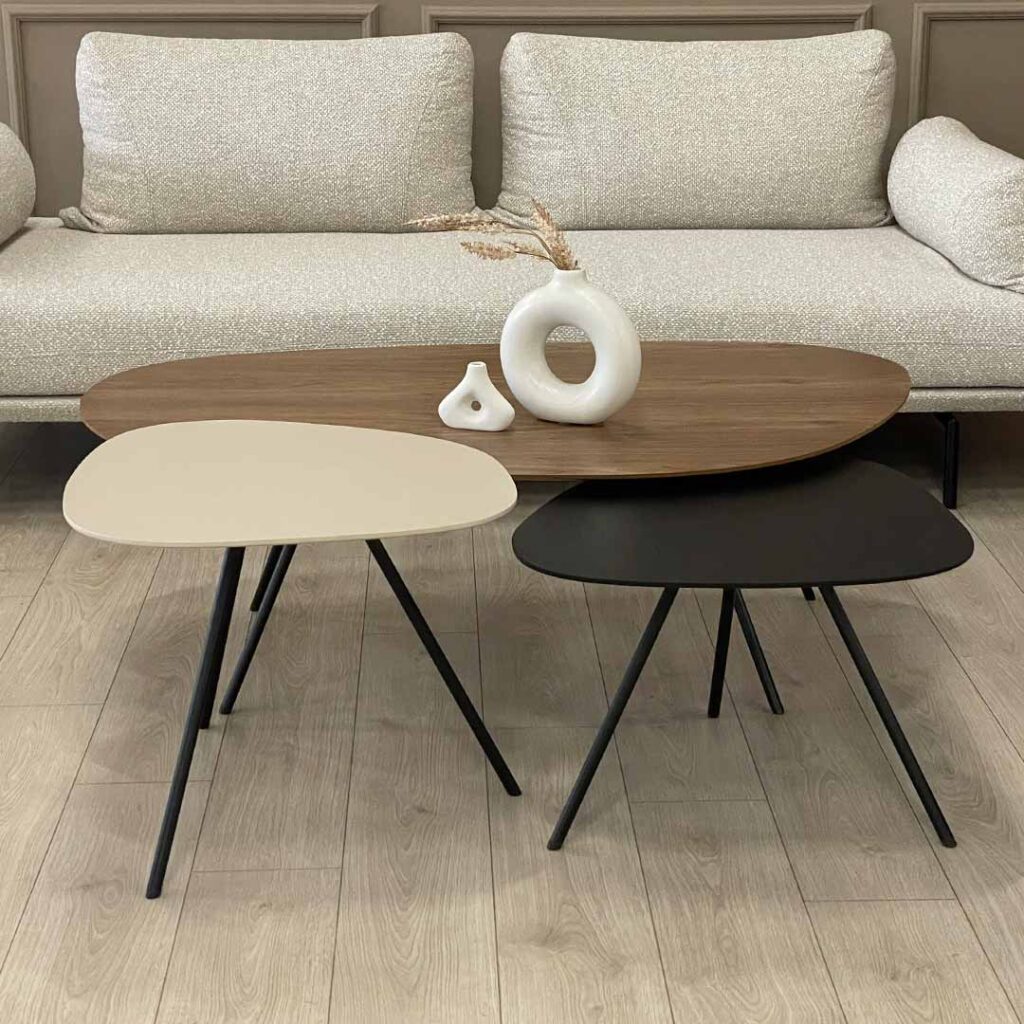 Клуб маса Клауд со неправилна форма со плотна орев во комбинација со две помали масички пред софа