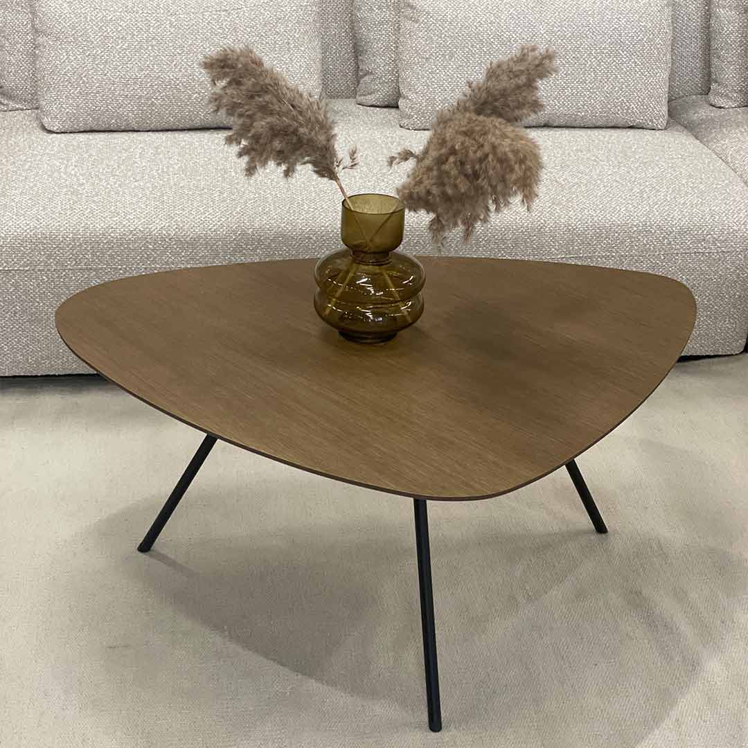 Клуб маса Клауд со неправилна триаголна форма и даб плотна