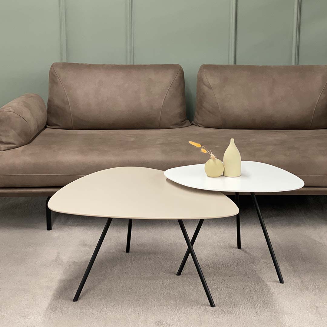 Клуб маса Клауд со неправилна триаголна форма и плотна во боја по RAL карта