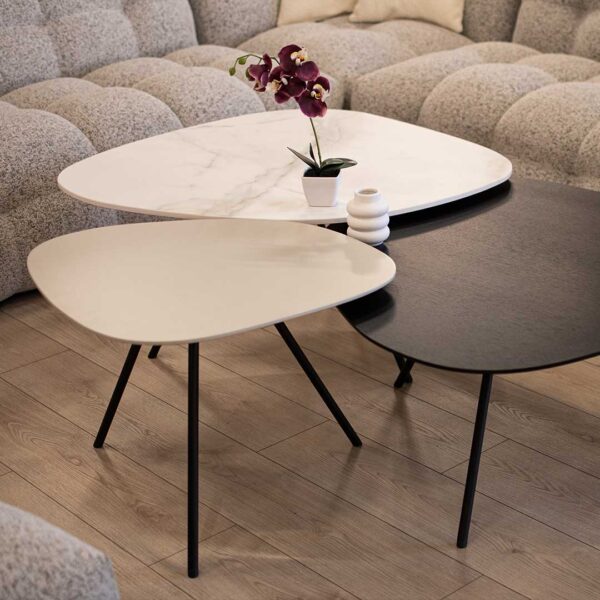 Klub masa Cloud so nepravilna forma, so crni metalni nogarki i plotna Laminam