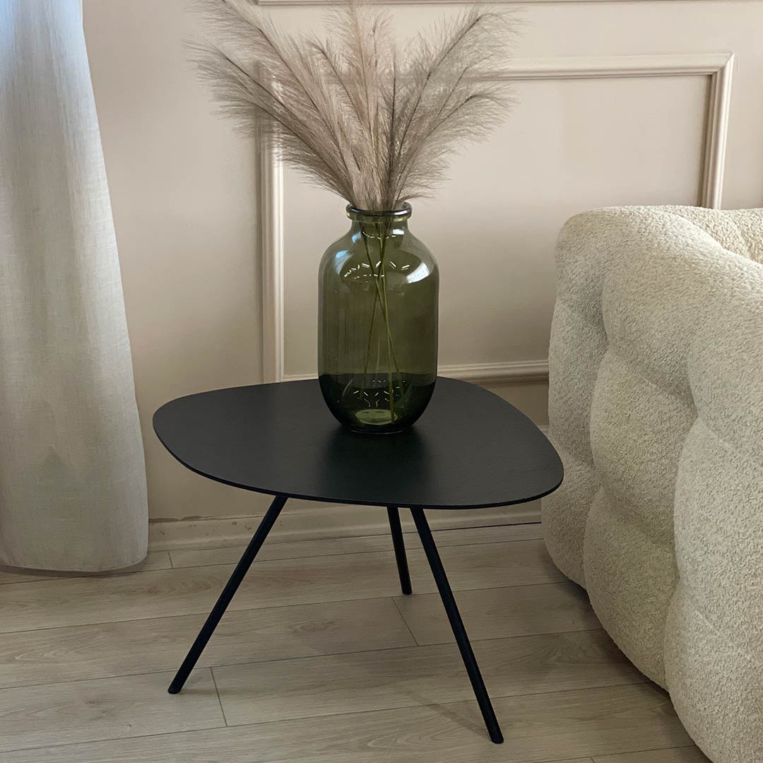 Клуб маса Клауд со неправилна триаголна форма со плотна црн даб