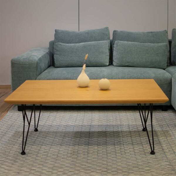 Клуб маса Касио со плотна нијанса маслен даб и црни метални ногарки, пред минт аголна гарнитура.