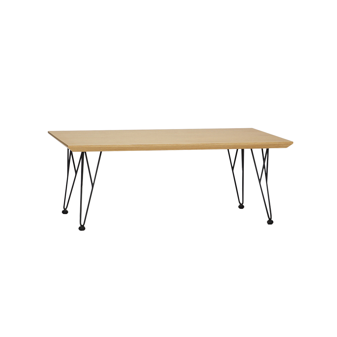 клуб маса Касио со даб плотна и црни метални ногарки