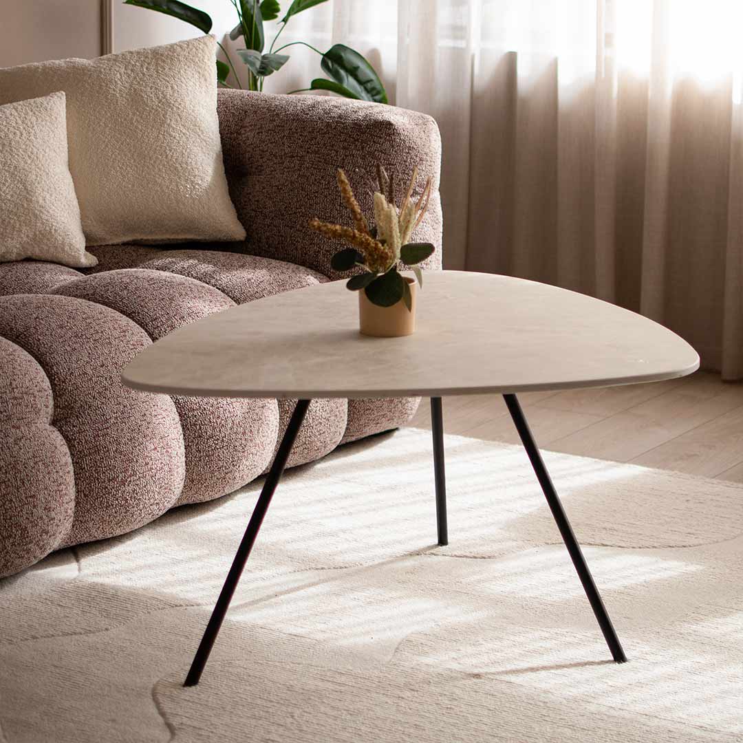 Klub masa Cloud so nepravilna forma, so crni metalni nogarki i plotna Laminam cream