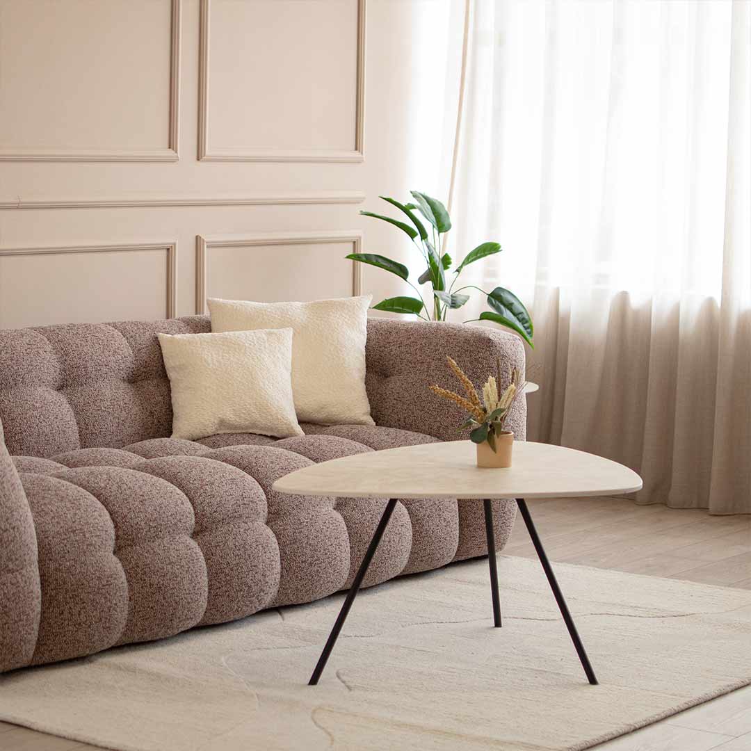 Klub masa Cloud so nepravilna forma, so crni metalni nogarki i plotna Laminam cream