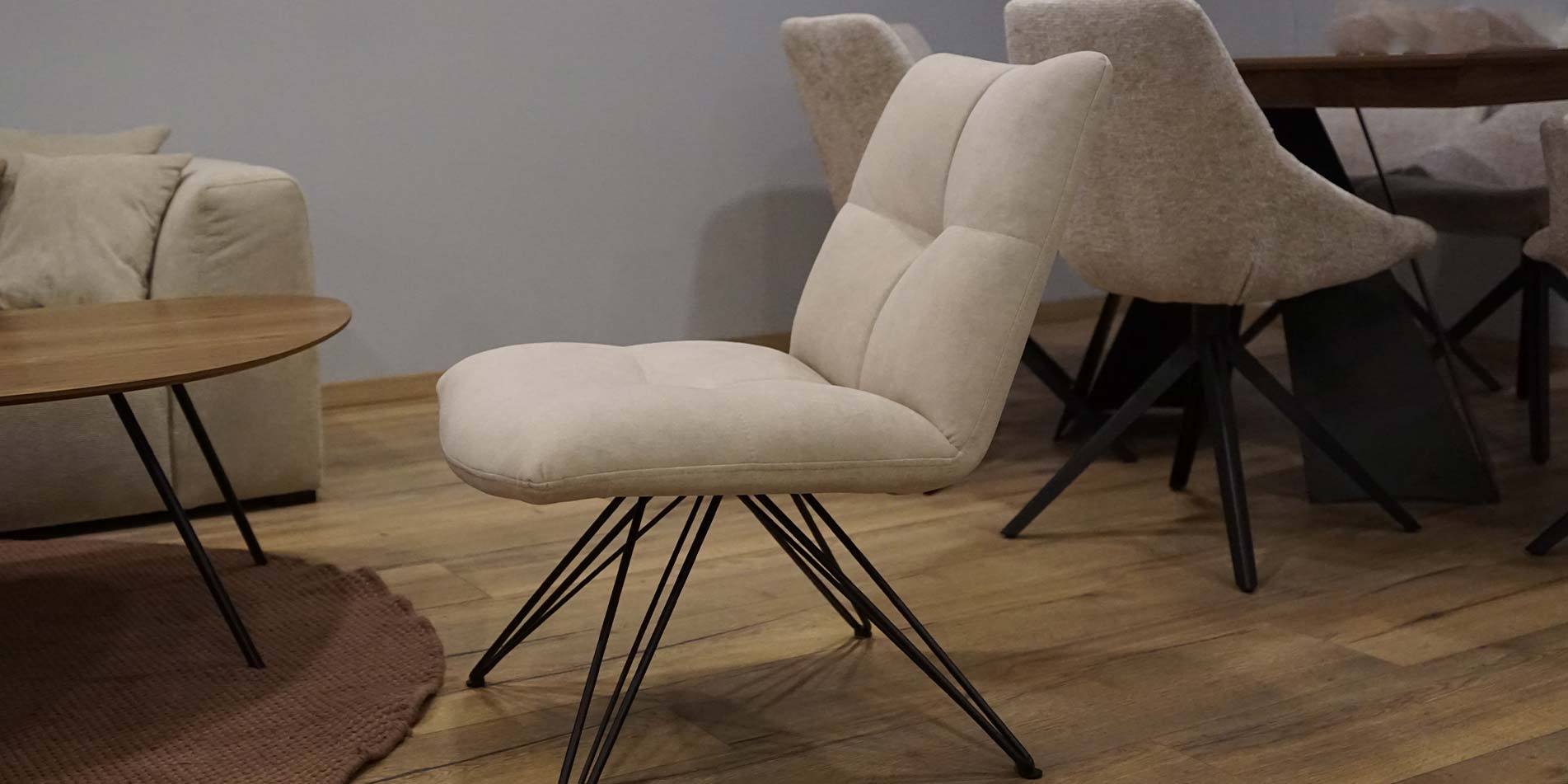 Lounger chair in beige and black metal legs 